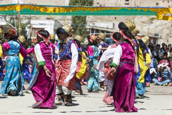 Leh, indien - 20. september 2017: unbekannte künstler in ladakhi — Stockfoto
