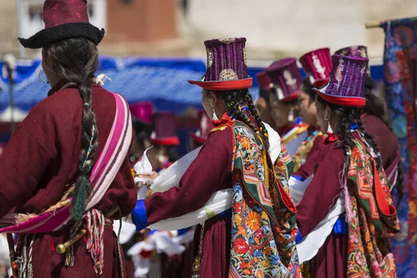 LEH, INDIA - 20 DE SEPTIEMBRE DE 2017: Artistas no identificados en Ladakhi —  Fotos de Stock