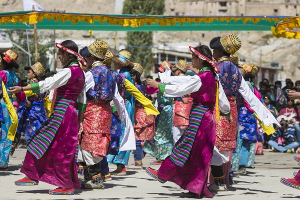 LEH, INDIA - 20 DE SEPTIEMBRE DE 2017: Artistas no identificados en Ladakhi — Foto de Stock