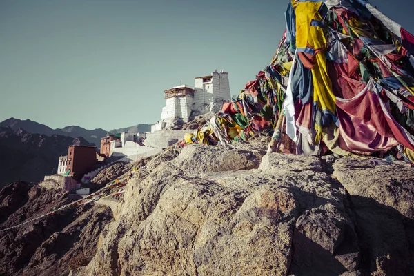 Tybetańskie flagi modlitewne w pobliżu klasztoru Namgjal Tsemo w Leh, La — Zdjęcie stockowe