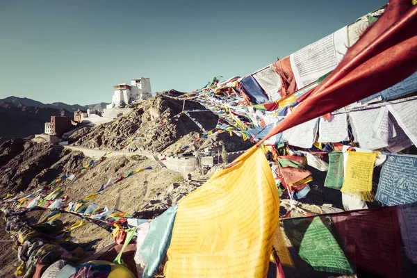 Tibetské modlitební praporky v blízkosti Namgyal Tsemo kláštera v Léhu, La — Stock fotografie