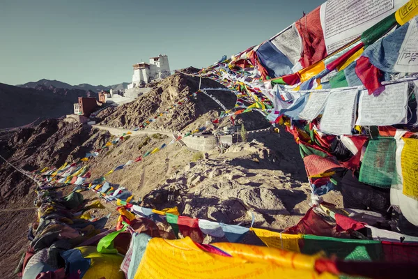 Preghiera bandiere tibetane vicino al Monastero Namgyal Tsemo a Leh, La — Foto Stock