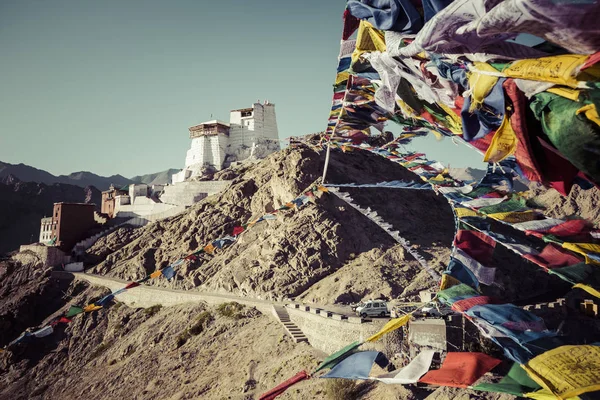 Θιβετιανές σημαίες προσευχής κοντά στο μοναστήρι Tsemo Ναμγκιάλ στο Leh, Λα — Φωτογραφία Αρχείου