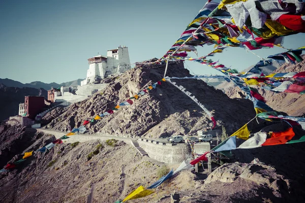 Preghiera bandiere tibetane vicino al Monastero Namgyal Tsemo a Leh, La — Foto Stock