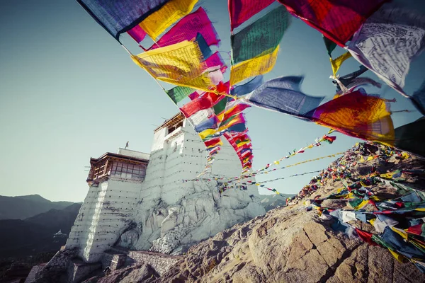 Preghiera bandiere tibetane vicino al Monastero Namgyal Tsemo a Leh, La — Foto Stock