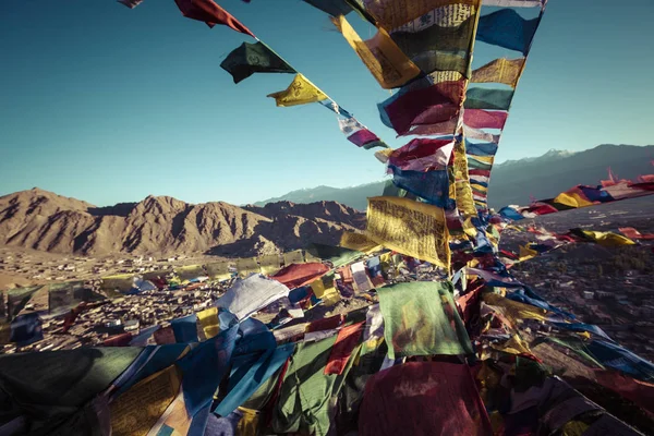 Tibetaanse Gebedsvlaggen in de buurt van de Namgyal Tsemo klooster in Leh, La — Stockfoto