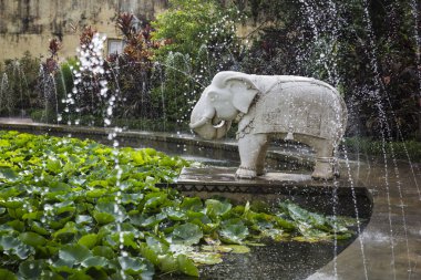 Saheliyon-ki-Bari (bakireler avlusu) olan büyük bir bahçe ben
