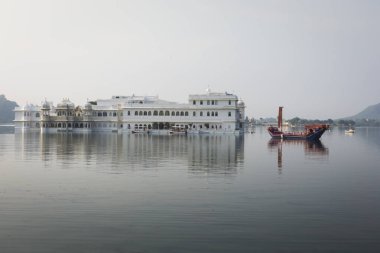 Taj göl Sarayı Udaipur, Rajasthan, Hindistan göl PICHOLA üzerinde.