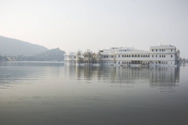 Taj göl Sarayı Udaipur, Rajasthan, Hindistan göl PICHOLA üzerinde.