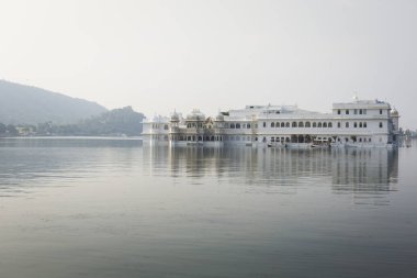 Taj göl Sarayı Udaipur, Rajasthan, Hindistan göl PICHOLA üzerinde.