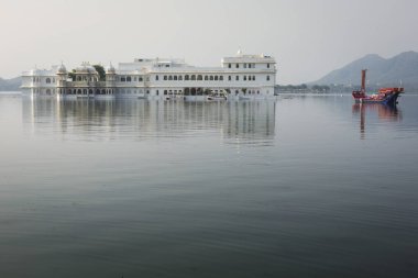 Taj göl Sarayı Udaipur, Rajasthan, Hindistan göl PICHOLA üzerinde.