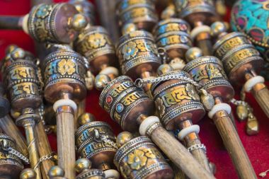 Tibet nesneleri Ladakh, Hediyelik eşya dükkanında satışa dua ben