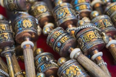 Tibet nesneleri Ladakh, Hediyelik eşya dükkanında satışa dua ben