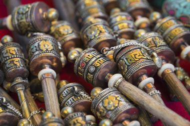 Tibet nesneleri Ladakh, Hediyelik eşya dükkanında satışa dua ben