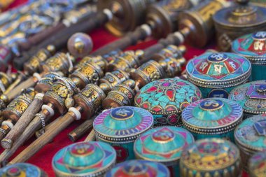 Tibet nesneleri Ladakh, Hediyelik eşya dükkanında satışa dua ben