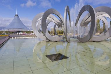 Astana, Kazakistan - 13 Eylül 2017: Çeşme at nalı ve 