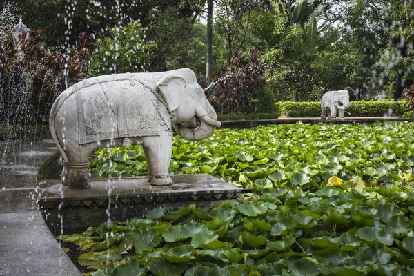 Saheliyon-ki-Bari (Patio de las Doncellas) es un gran jardín i —  Fotos de Stock