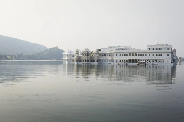 Taj Lake Palace am Lake Pichola in Udaipur, Rajasthan, Indien. — Stockfoto