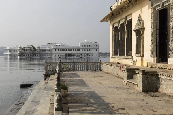 Taj Lake Palace am Lake Pichola in Udaipur, Rajasthan, Indien. — Stockfoto