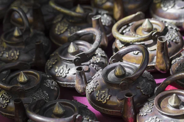 Tibetanska be objekt till salu på en souvenirbutik i Ladakh, jag — Stockfoto