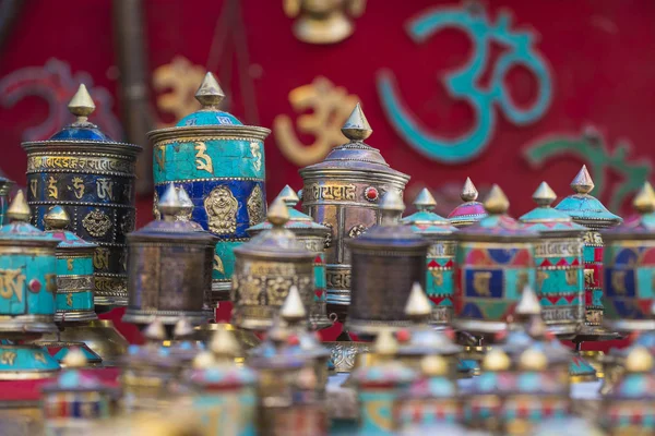 Tibetaanse bidden objecten te koop bij een souvenirshop in Ladakh, ik — Stockfoto