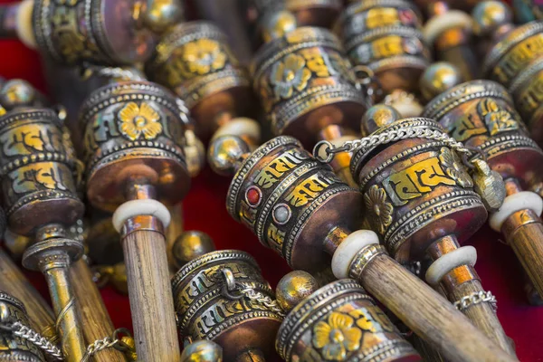 Objets de prière tibétains à vendre dans une boutique de souvenirs au Ladakh, I — Photo