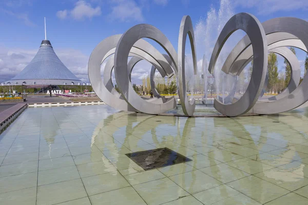 Astana, Kazakistan - 13 Eylül 2017: Çeşme at nalı ve 