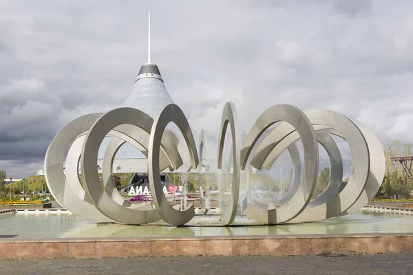 Astana, Kazakistan - 13 Eylül 2017: Çeşme at nalı ve 