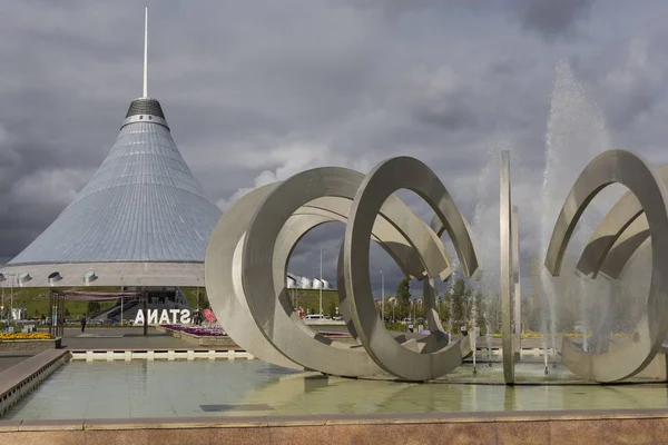Astana, Καζακστάν – 13 Σεπτεμβρίου 2017: Συντριβάνι πέταλο και — Φωτογραφία Αρχείου