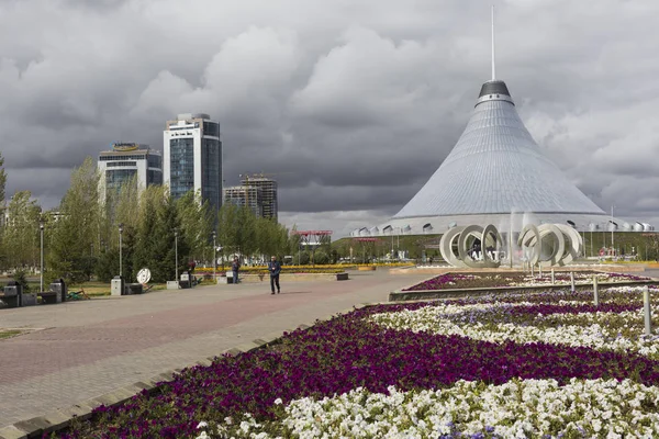 Astana, Kazakistan - 13 Eylül 2017: Çeşme at nalı ve — Stok fotoğraf