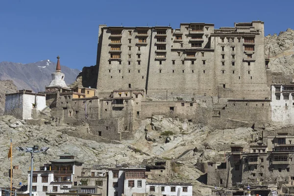 Leh staden och bergen, Leh Ladakh, Indien — Stockfoto