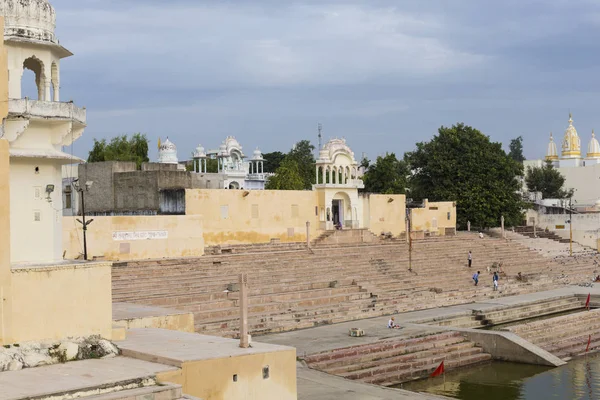 Pushkar, Indien - 17 September 2017: Hinduiska anhängare pilgrimer bat — Stockfoto