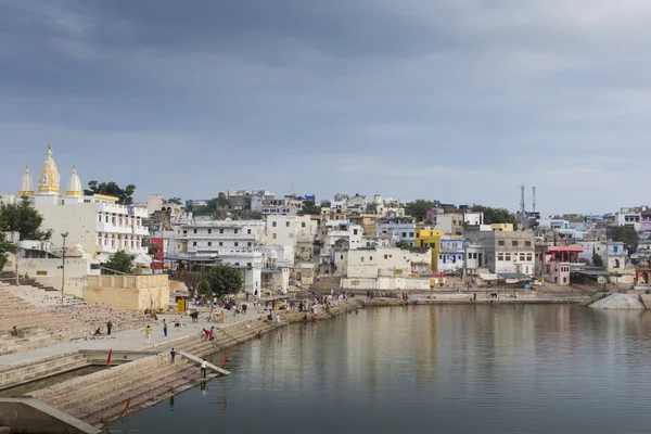 Pushkar, Indien - 17 September 2017: Hinduiska anhängare pilgrimer bat — Stockfoto