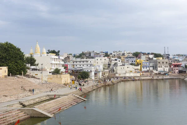 PUSHKAR, INDIA - SEPTEMBER 17, 2017: Hindu devotees pilgrims bat — Stock Photo, Image