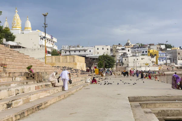 PUSHKAR, INDIA - SEPTEMBER 17, 2017: Hindu devotees pilgrims bat — Stock Photo, Image