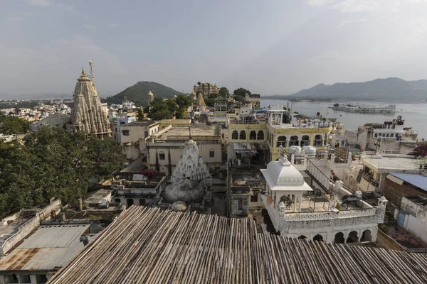 Lago Pichola con vista al Palacio de la Ciudad en Udaipur, Rajastán, India —  Fotos de Stock