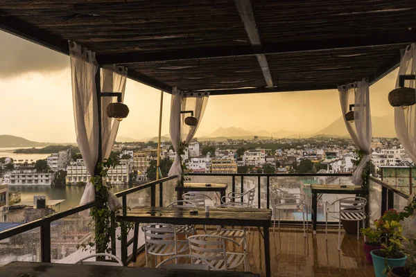 Techo restaurante superior con hermosa vista al lago Pichola en el m —  Fotos de Stock