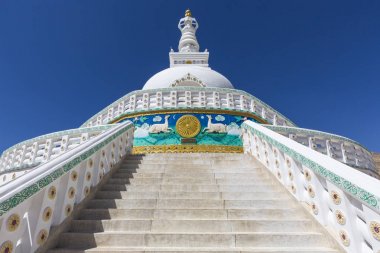 Uzun boylu Shanti stupa güzel gökyüzü ile L büyük stupa görünümü