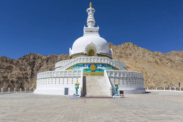 Vista de alto Shanti stupa com céu bonito, a grande stupa em L — Fotografia de Stock