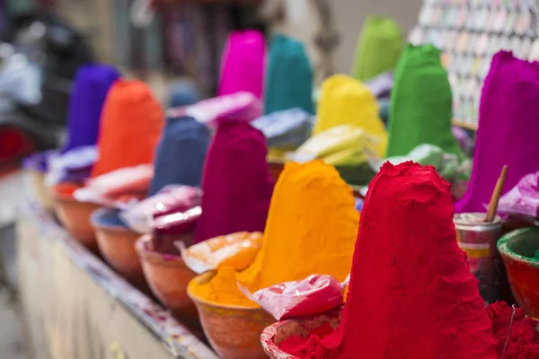 Pó colorido para venda na oclusão festiva de Holi em Ind — Fotografia de Stock