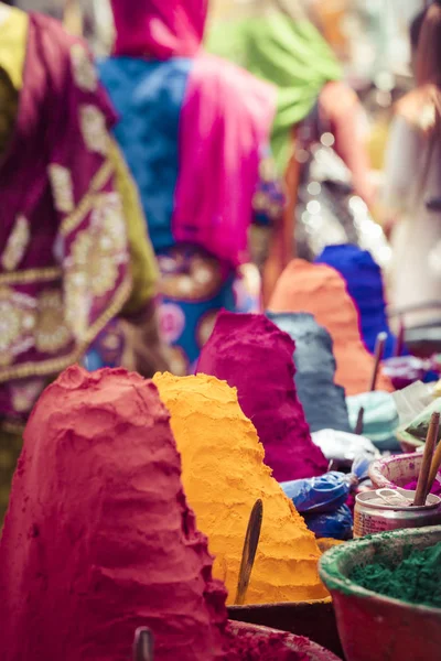 Kolorowy proszek na sprzedaż na uroczysty okazji Holi w Ind — Zdjęcie stockowe