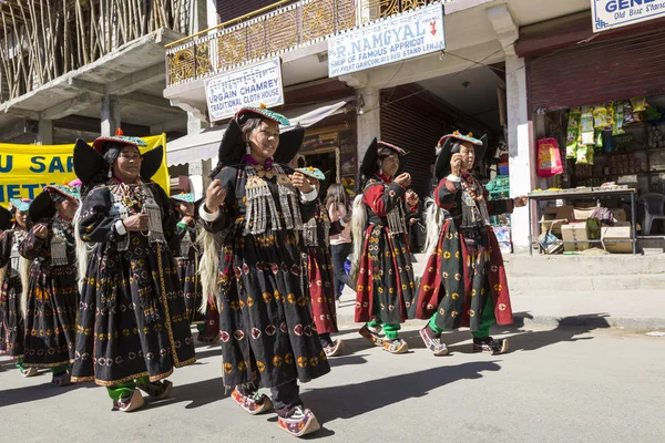 LEH, INDIA - 20 SETTEMBRE 2017: Artisti non identificati in Ladakhi — Foto Stock