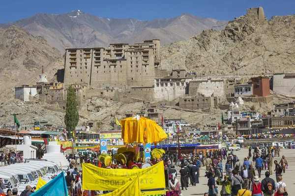 LEH, INDIA - SEPTEMBER 20, 2017: Unidentified artists in Ladakhi — Stock Photo, Image