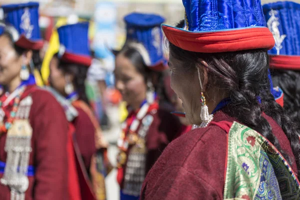 Leh, indien - 20. september 2017: unbekannte künstler in ladakhi — Stockfoto