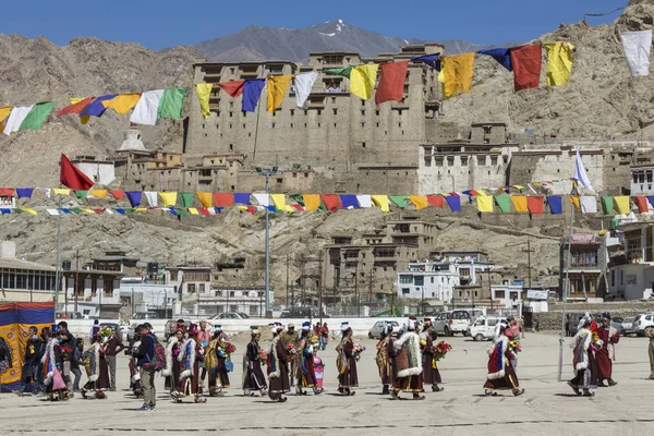LEH, INDIA - SEPTEMBER 20, 2017: Unidentified artists in Ladakhi — Stock Photo, Image