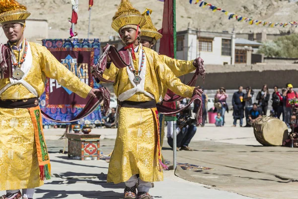 LEH, INDIA - 20 DE SEPTIEMBRE DE 2017: Artistas no identificados en Ladakhi —  Fotos de Stock