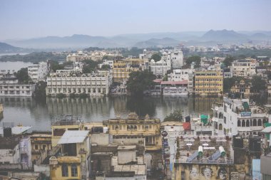 Udaipur, Hindistan - 15 Eylül 2017: Lake PICHOLA şehir Pala ile