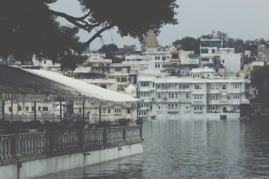 Udaipur, Hindistan - 15 Eylül 2017: Lake PICHOLA şehir Pala ile