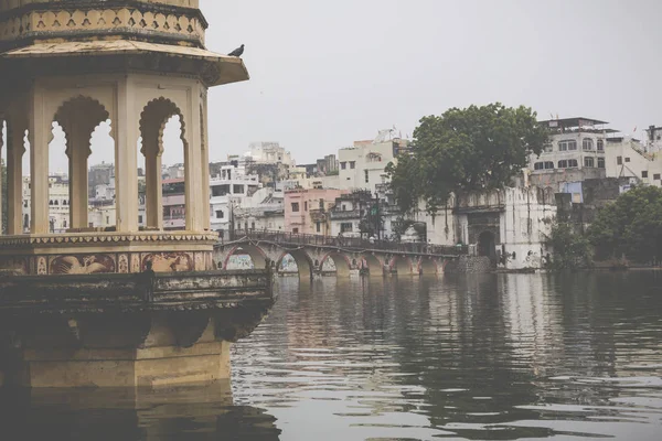 Udaipur, Hindistan - 15 Eylül 2017: Lake PICHOLA şehir Pala ile