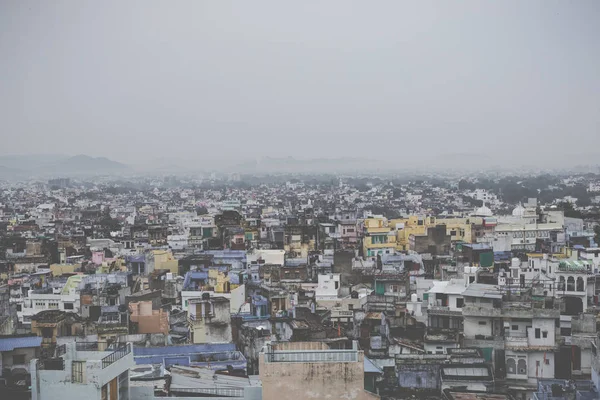 Lago Pichola con vista al Palacio de la Ciudad en Udaipur, Rajastán, India — Foto de Stock